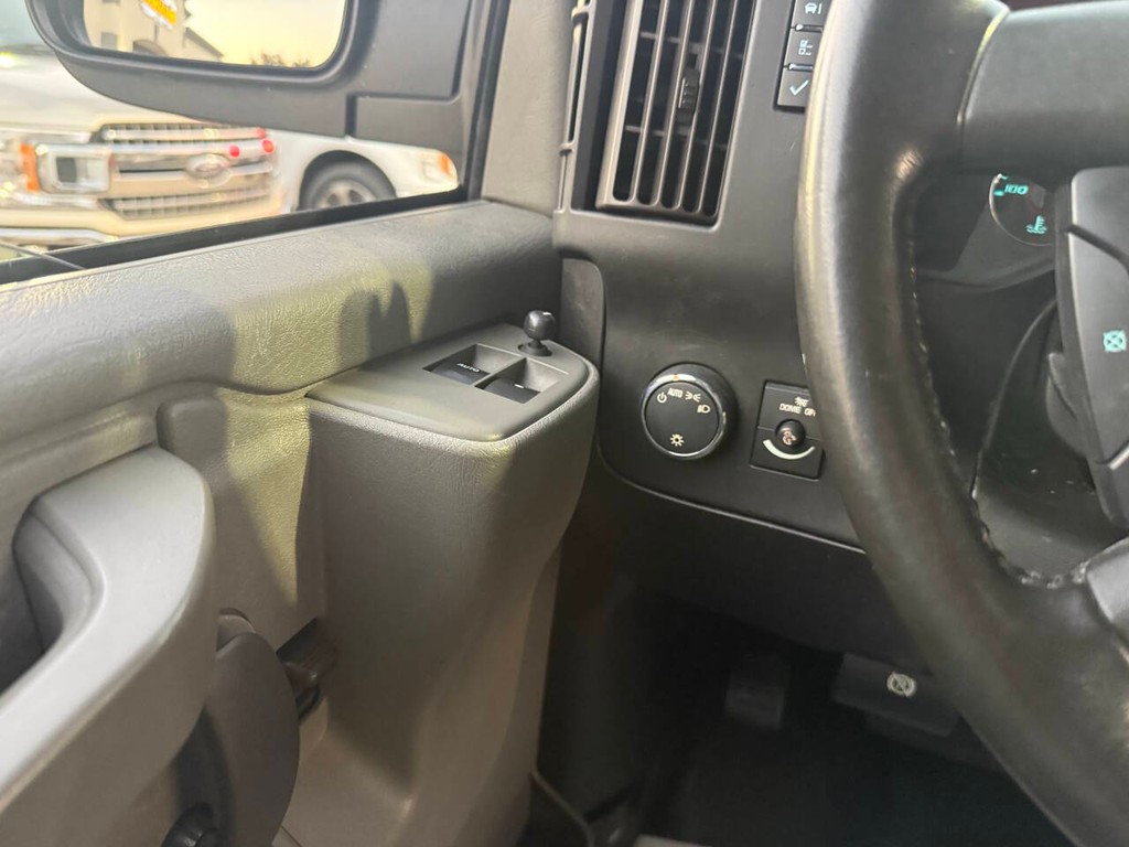 Chevrolet Express Vehicle Full-screen Gallery Image 25