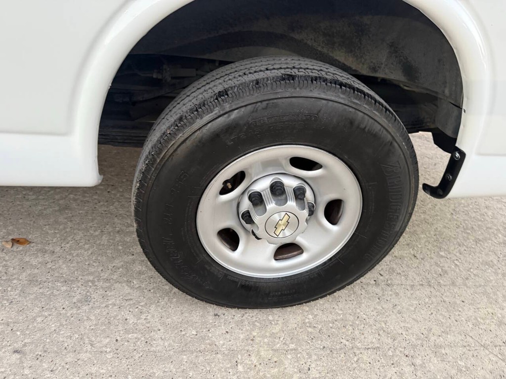 Chevrolet Express Vehicle Full-screen Gallery Image 30