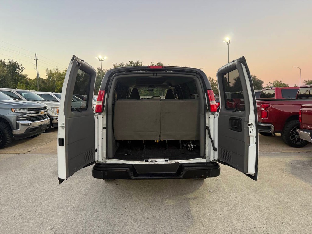 Chevrolet Express Vehicle Full-screen Gallery Image 31