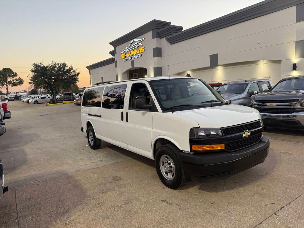 Chevrolet Express Vehicle Full-screen Gallery Image 35