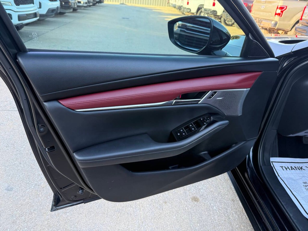 Mazda Mazda3 Hatchback Vehicle Full-screen Gallery Image 08