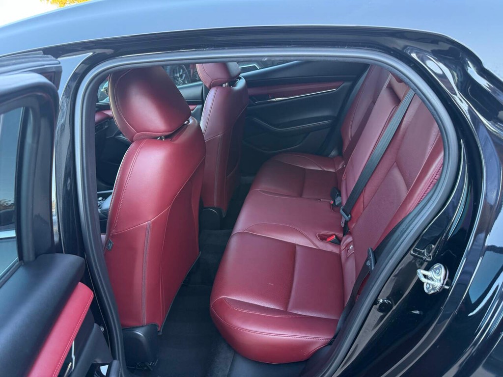 Mazda Mazda3 Hatchback Vehicle Full-screen Gallery Image 13