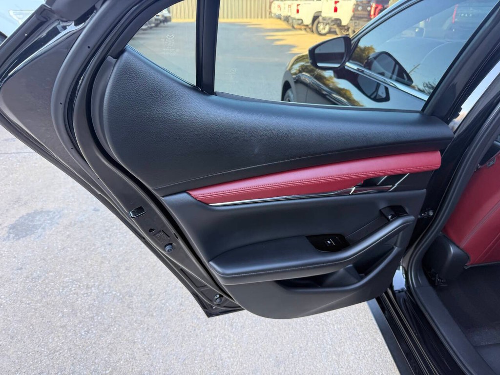 Mazda Mazda3 Hatchback Vehicle Full-screen Gallery Image 14