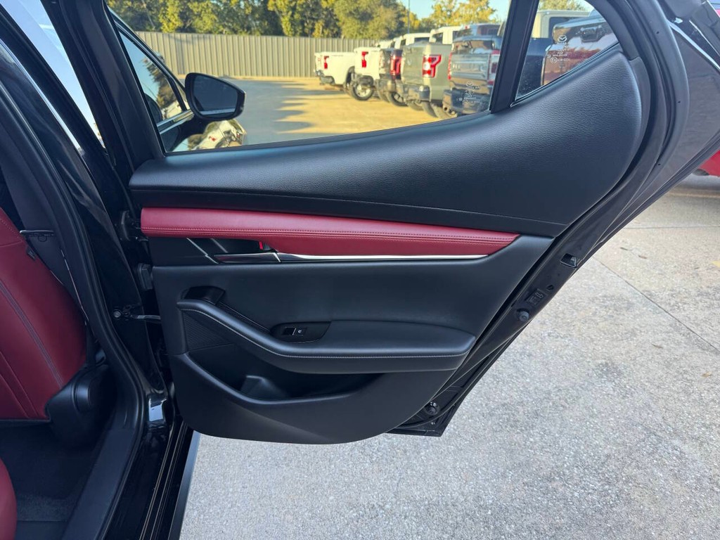 Mazda Mazda3 Hatchback Vehicle Full-screen Gallery Image 16