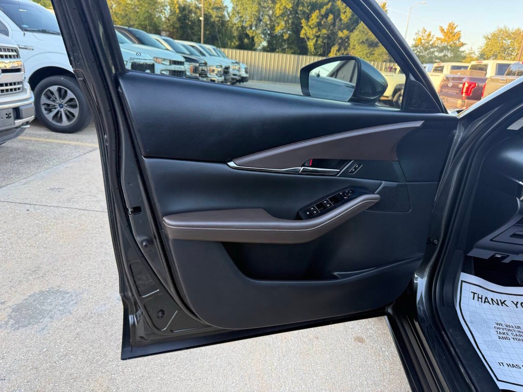 Mazda CX-30 Vehicle Full-screen Gallery Image 08