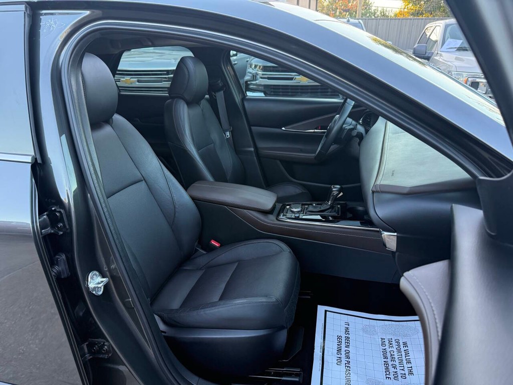 Mazda CX-30 Vehicle Full-screen Gallery Image 10