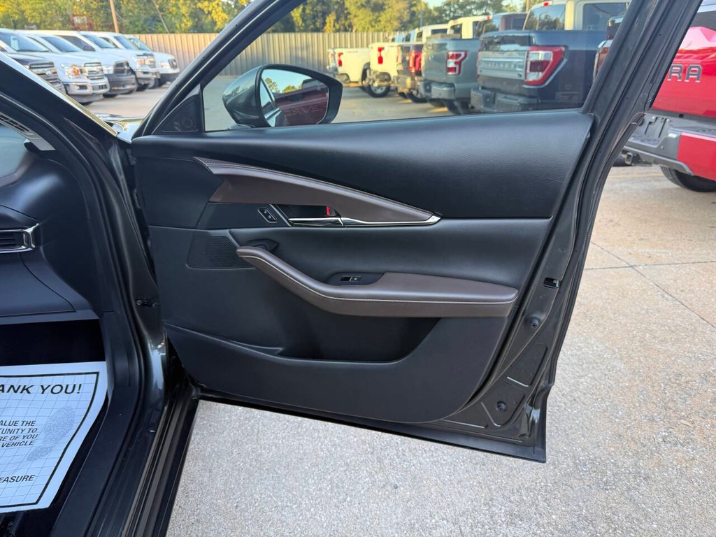 Mazda CX-30 Vehicle Full-screen Gallery Image 11