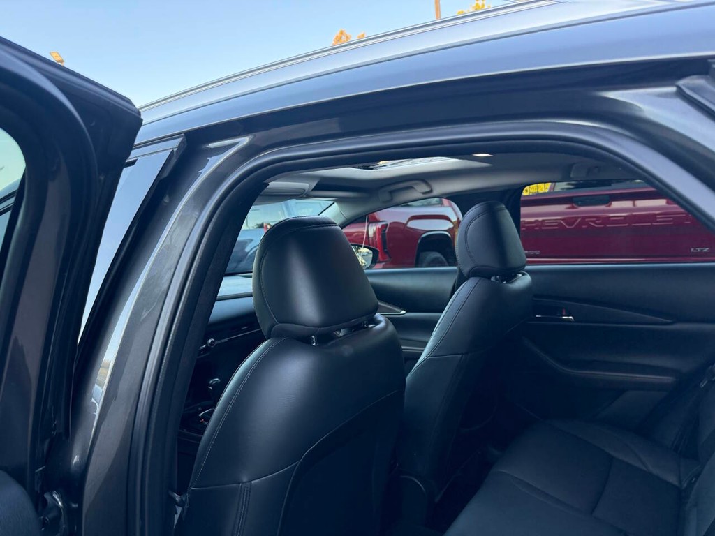 Mazda CX-30 Vehicle Full-screen Gallery Image 12