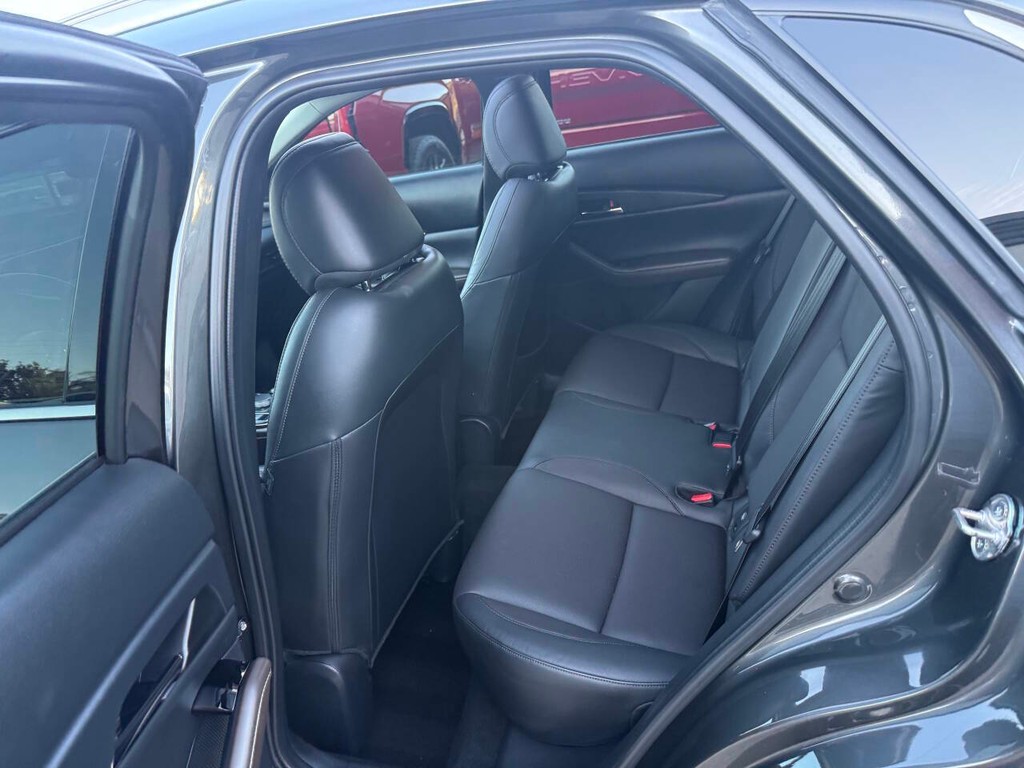 Mazda CX-30 Vehicle Full-screen Gallery Image 13