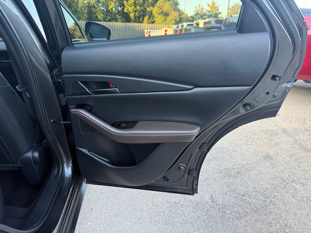 Mazda CX-30 Vehicle Full-screen Gallery Image 15