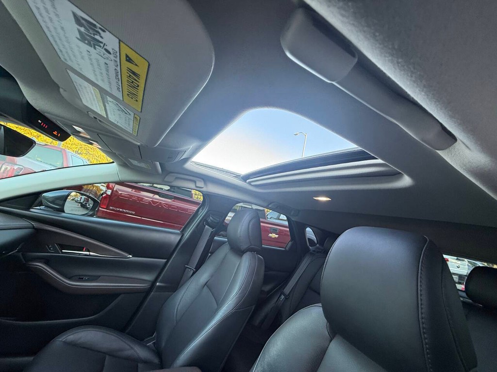 Mazda CX-30 Vehicle Full-screen Gallery Image 28