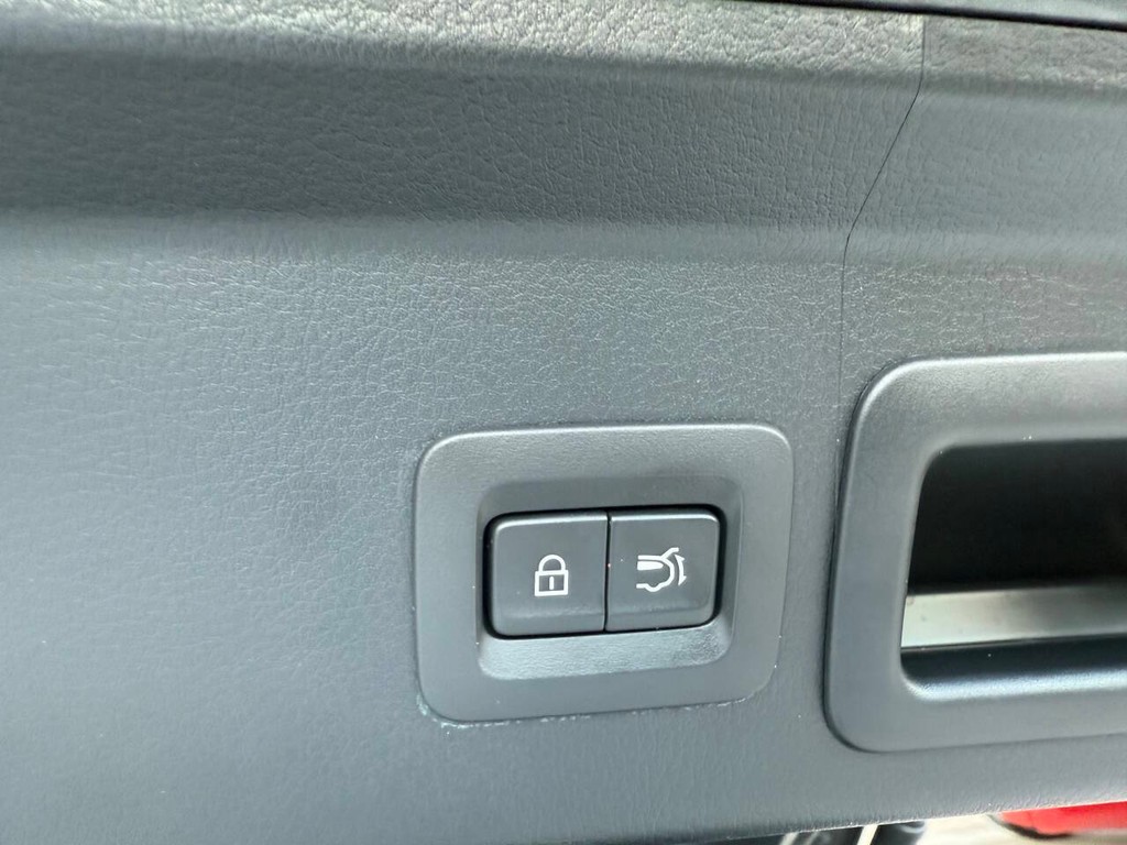 Mazda CX-30 Vehicle Full-screen Gallery Image 35