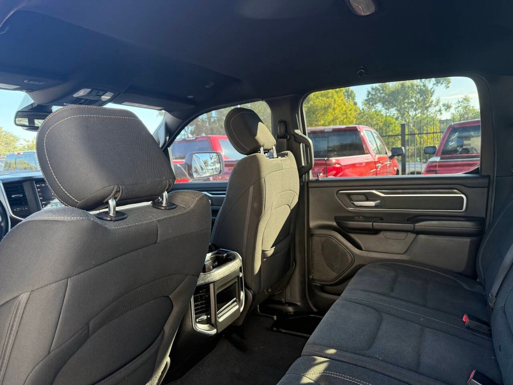 Ram 1500 Vehicle Full-screen Gallery Image 12