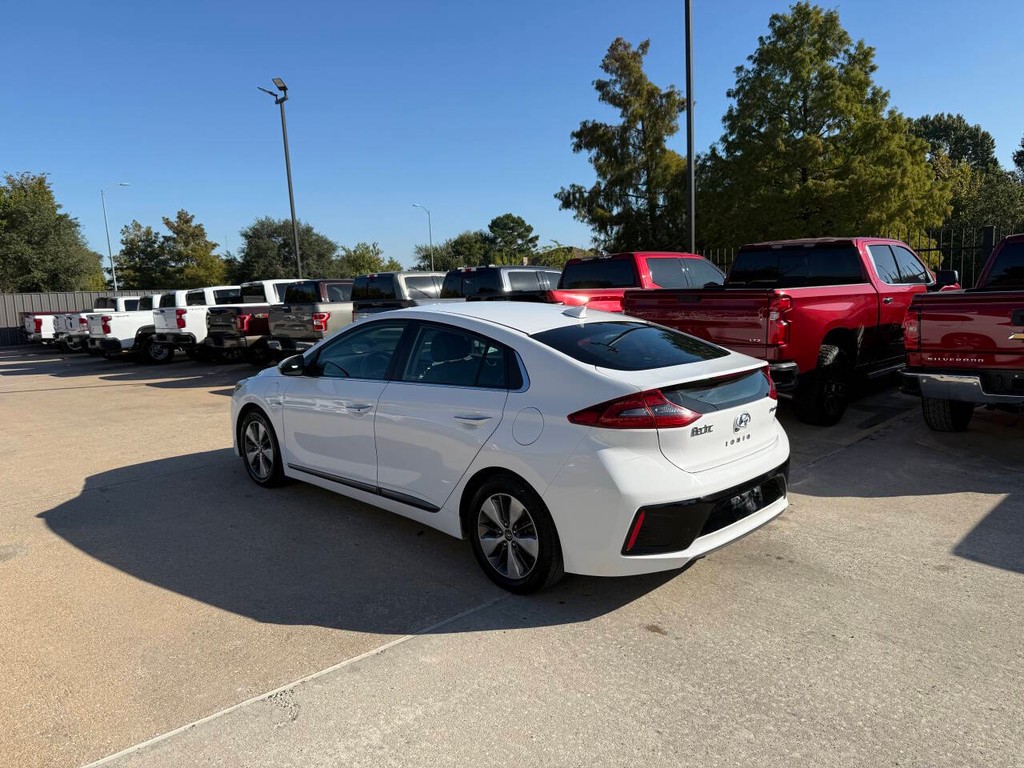 Hyundai Ioniq Plug-in Hybrid Vehicle Full-screen Gallery Image 04