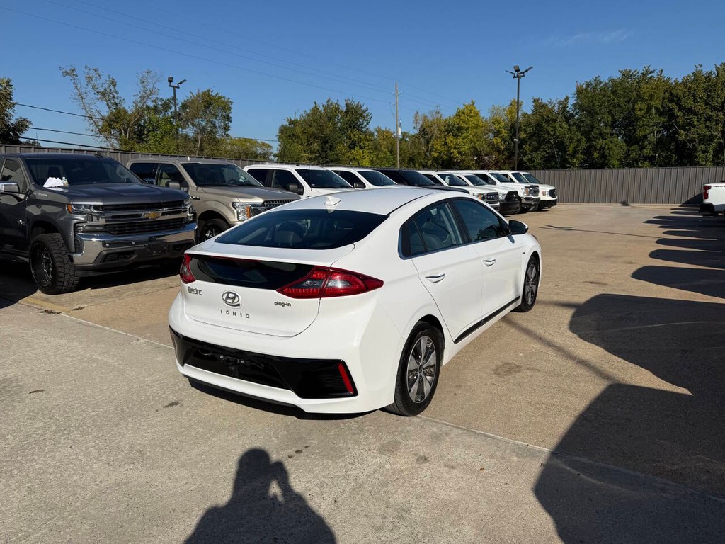 Hyundai Ioniq Plug-in Hybrid Vehicle Full-screen Gallery Image 05