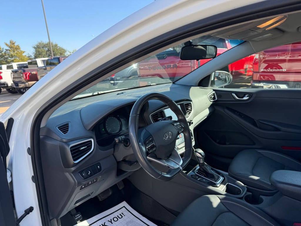 Hyundai Ioniq Plug-in Hybrid Vehicle Full-screen Gallery Image 06