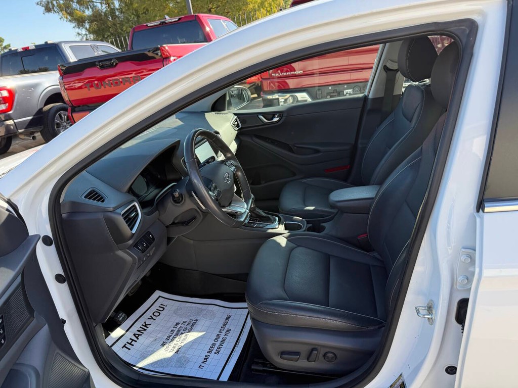 Hyundai Ioniq Plug-in Hybrid Vehicle Full-screen Gallery Image 07