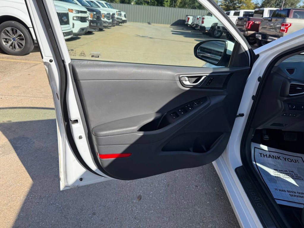 Hyundai Ioniq Plug-in Hybrid Vehicle Full-screen Gallery Image 08