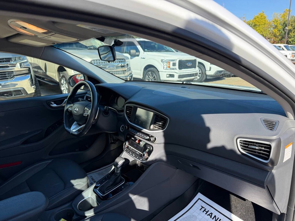 Hyundai Ioniq Plug-in Hybrid Vehicle Full-screen Gallery Image 09