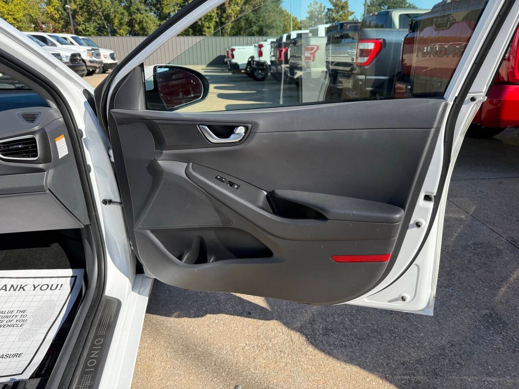 Hyundai Ioniq Plug-in Hybrid Vehicle Full-screen Gallery Image 10