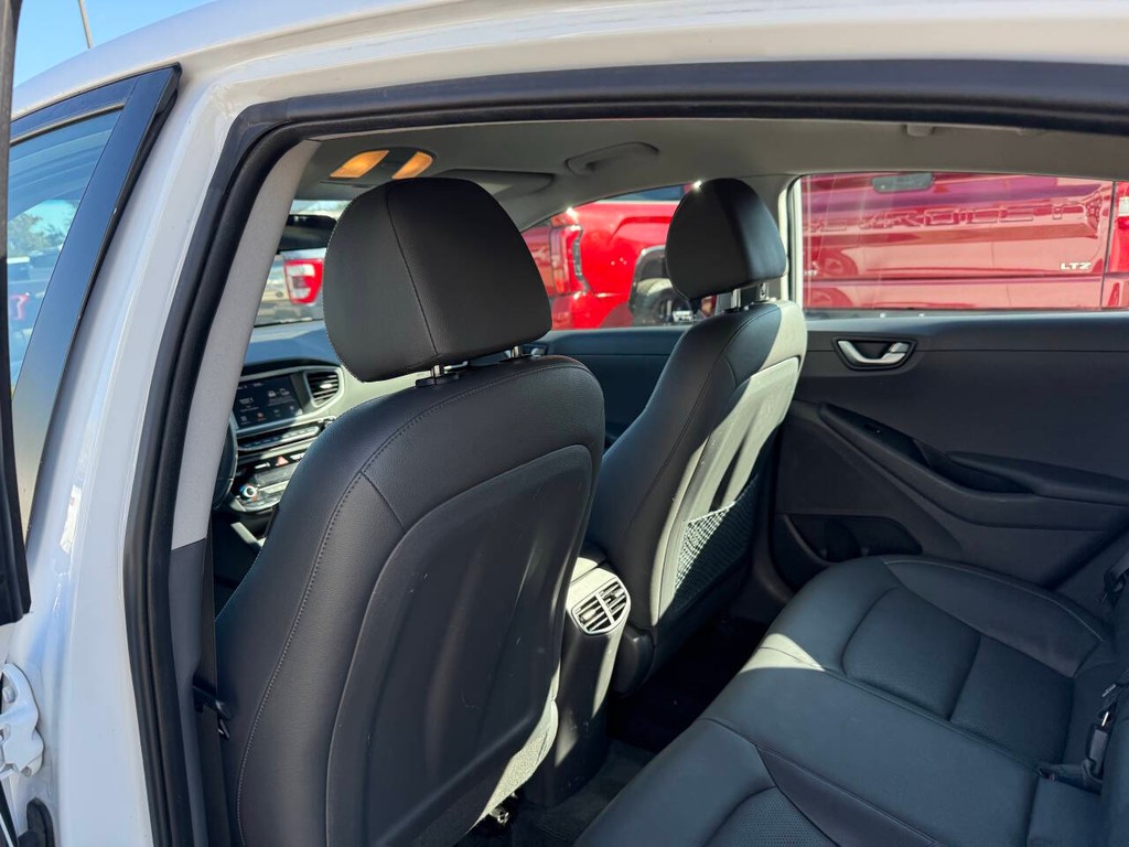 Hyundai Ioniq Plug-in Hybrid Vehicle Full-screen Gallery Image 12