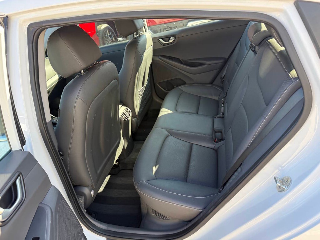 Hyundai Ioniq Plug-in Hybrid Vehicle Full-screen Gallery Image 13