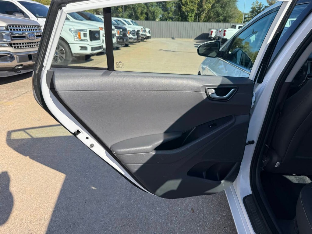 Hyundai Ioniq Plug-in Hybrid Vehicle Full-screen Gallery Image 14