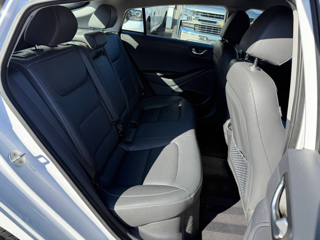 Hyundai Ioniq Plug-in Hybrid Vehicle Full-screen Gallery Image 15