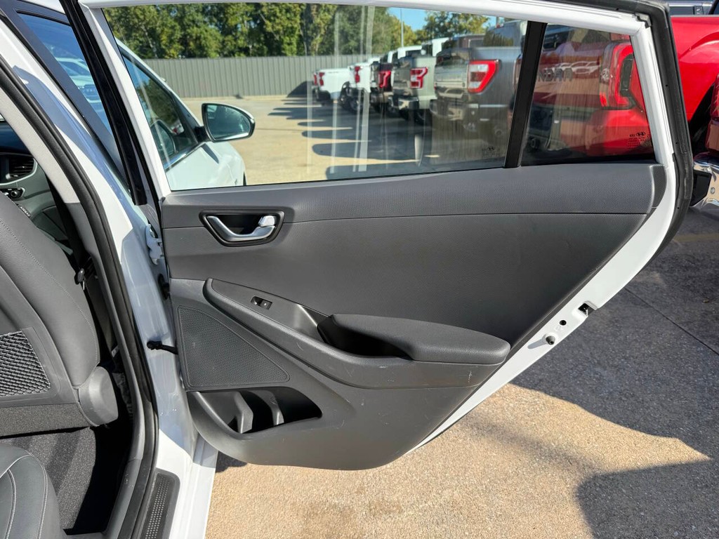 Hyundai Ioniq Plug-in Hybrid Vehicle Full-screen Gallery Image 16