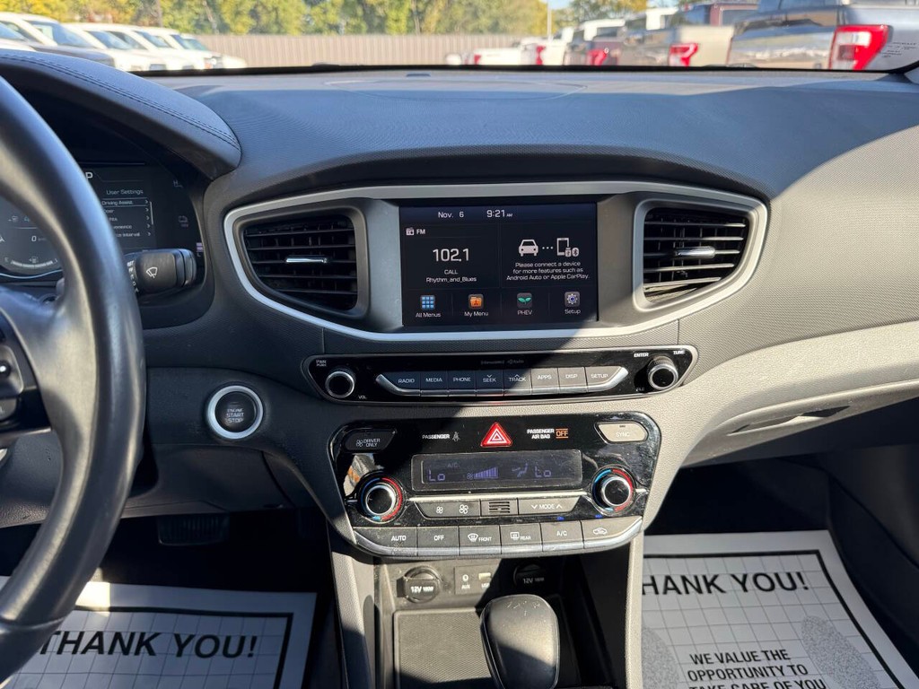 Hyundai Ioniq Plug-in Hybrid Vehicle Full-screen Gallery Image 24