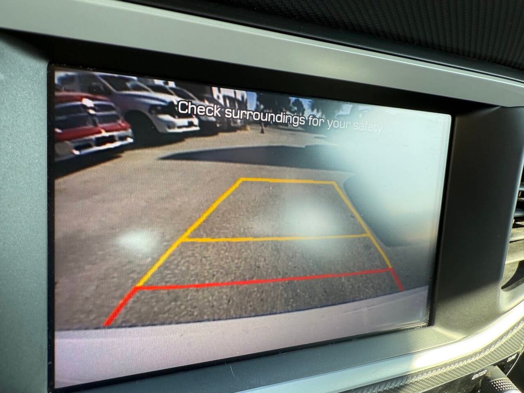 Hyundai Ioniq Plug-in Hybrid Vehicle Full-screen Gallery Image 26