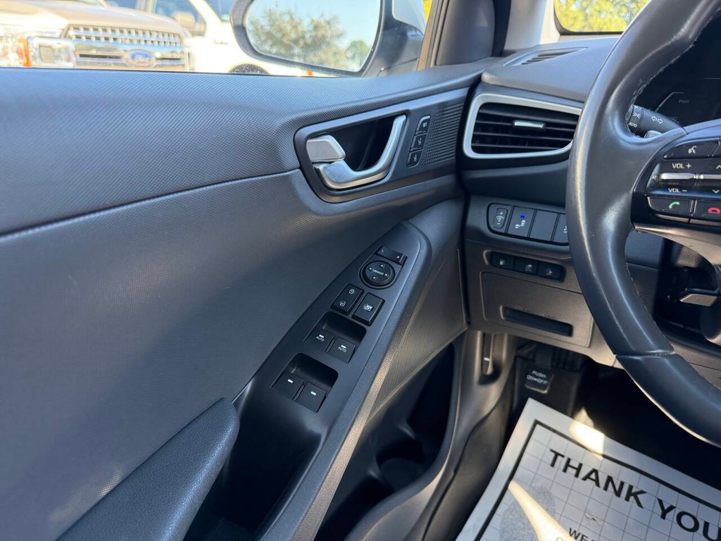 Hyundai Ioniq Plug-in Hybrid Vehicle Full-screen Gallery Image 29