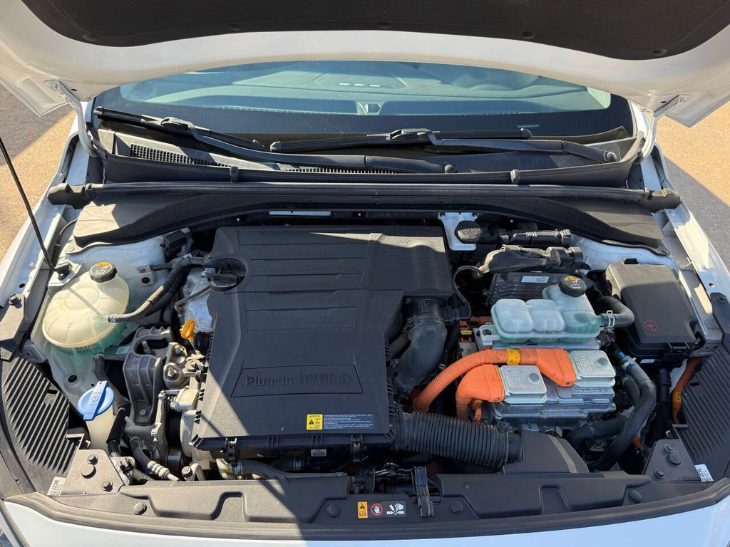 Hyundai Ioniq Plug-in Hybrid Vehicle Full-screen Gallery Image 33