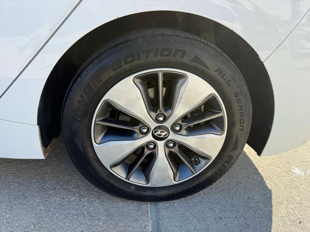 Hyundai Ioniq Plug-in Hybrid Vehicle Full-screen Gallery Image 34