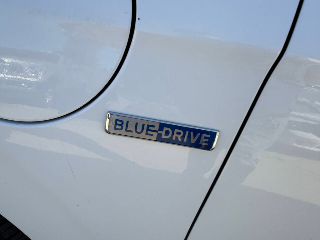 Hyundai Ioniq Plug-in Hybrid Vehicle Full-screen Gallery Image 35