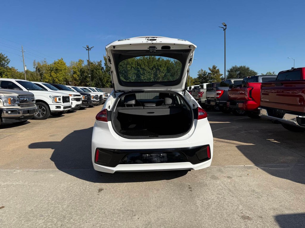 Hyundai Ioniq Plug-in Hybrid Vehicle Full-screen Gallery Image 36