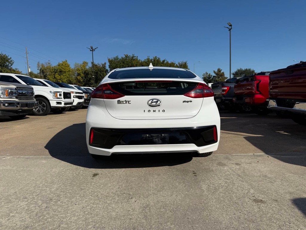 Hyundai Ioniq Plug-in Hybrid Vehicle Full-screen Gallery Image 37