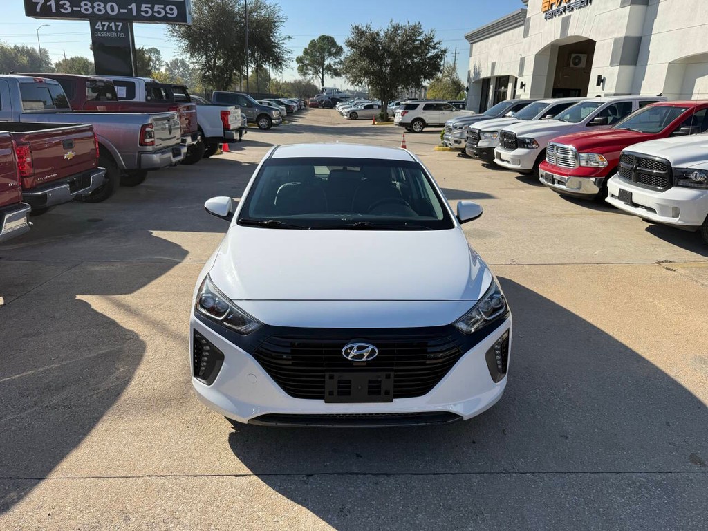 Hyundai Ioniq Plug-in Hybrid Vehicle Full-screen Gallery Image 38