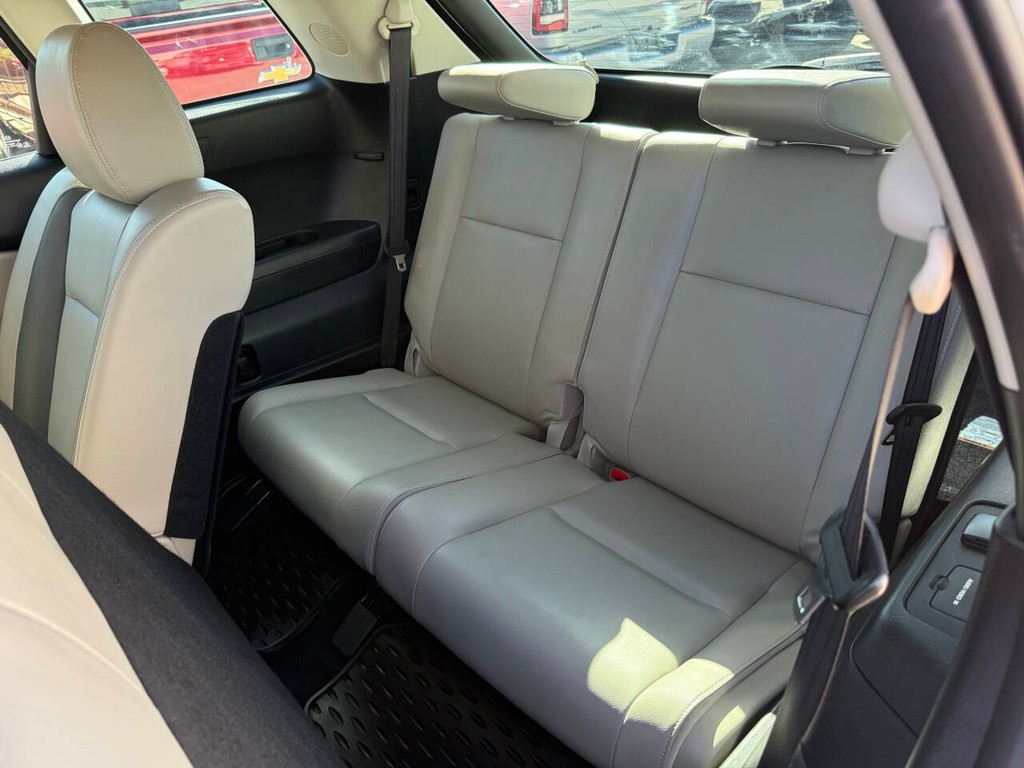 Mazda CX-9 Vehicle Full-screen Gallery Image 14