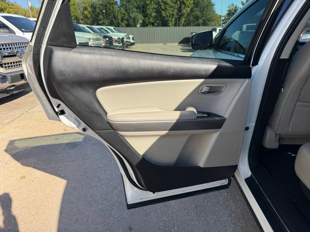 Mazda CX-9 Vehicle Full-screen Gallery Image 15