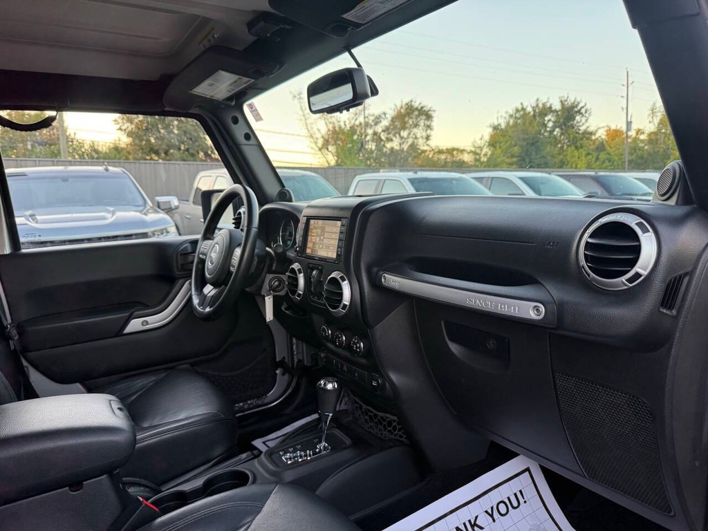 Jeep Wrangler Unlimited Vehicle Full-screen Gallery Image 09