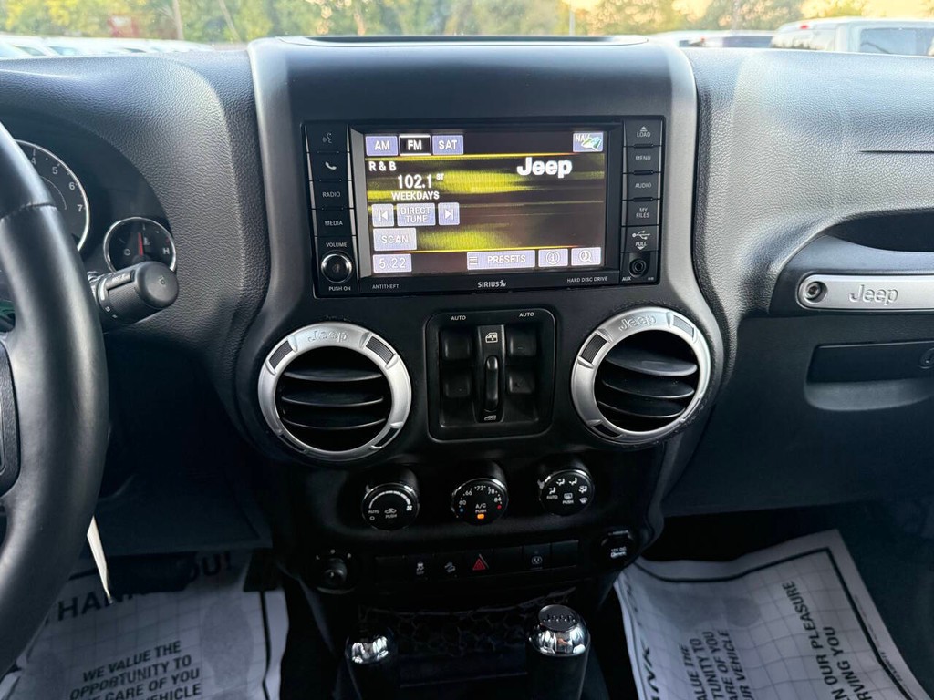 Jeep Wrangler Unlimited Vehicle Full-screen Gallery Image 24