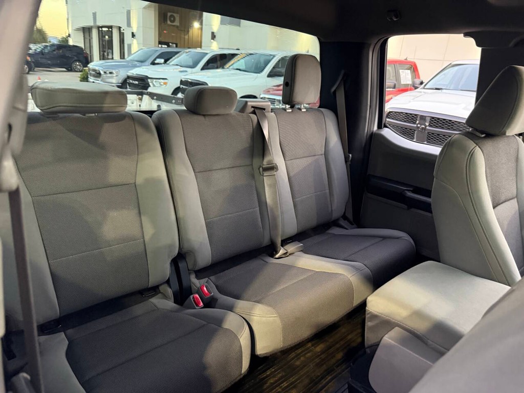 Ford F-150 Vehicle Full-screen Gallery Image 12