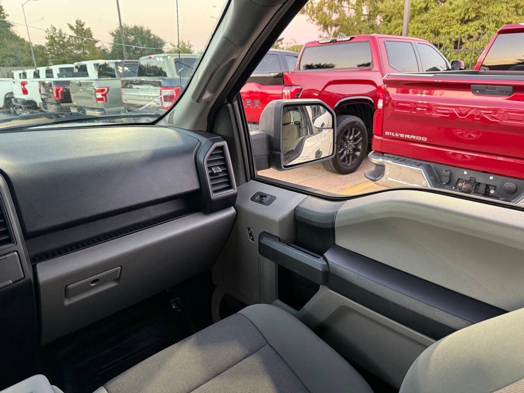 Ford F-150 Vehicle Full-screen Gallery Image 17