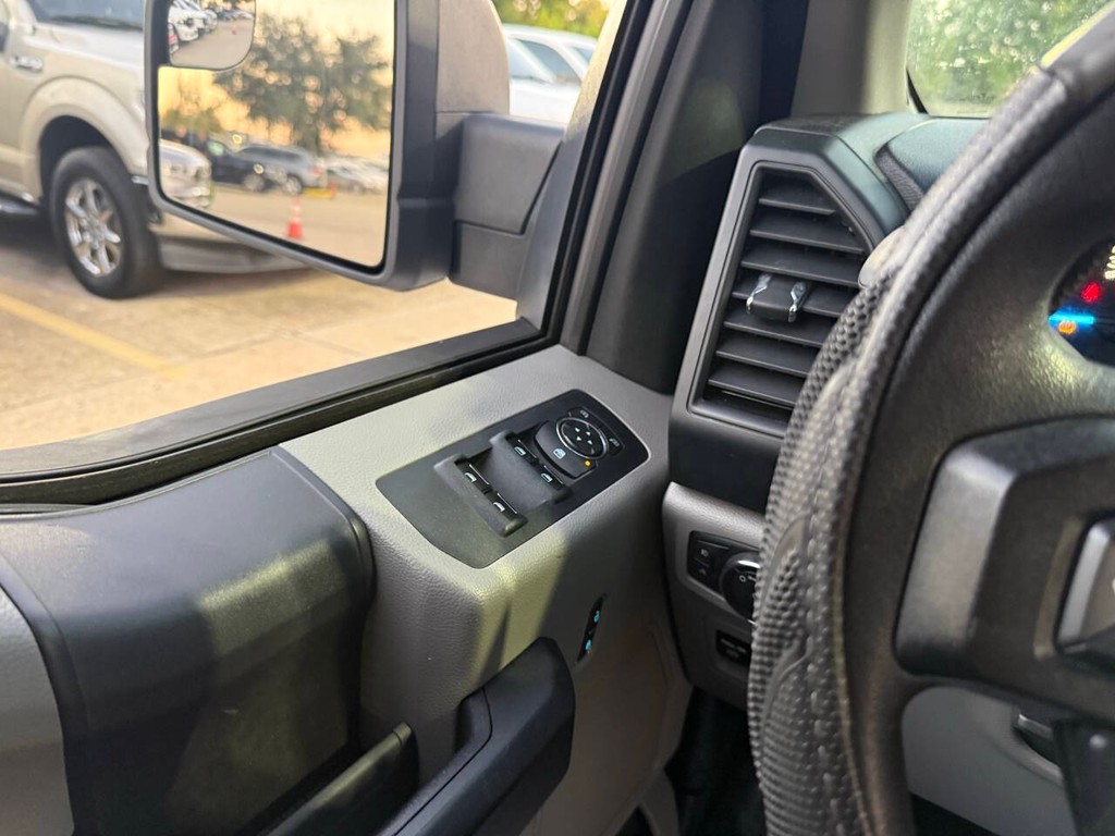 Ford F-150 Vehicle Full-screen Gallery Image 26