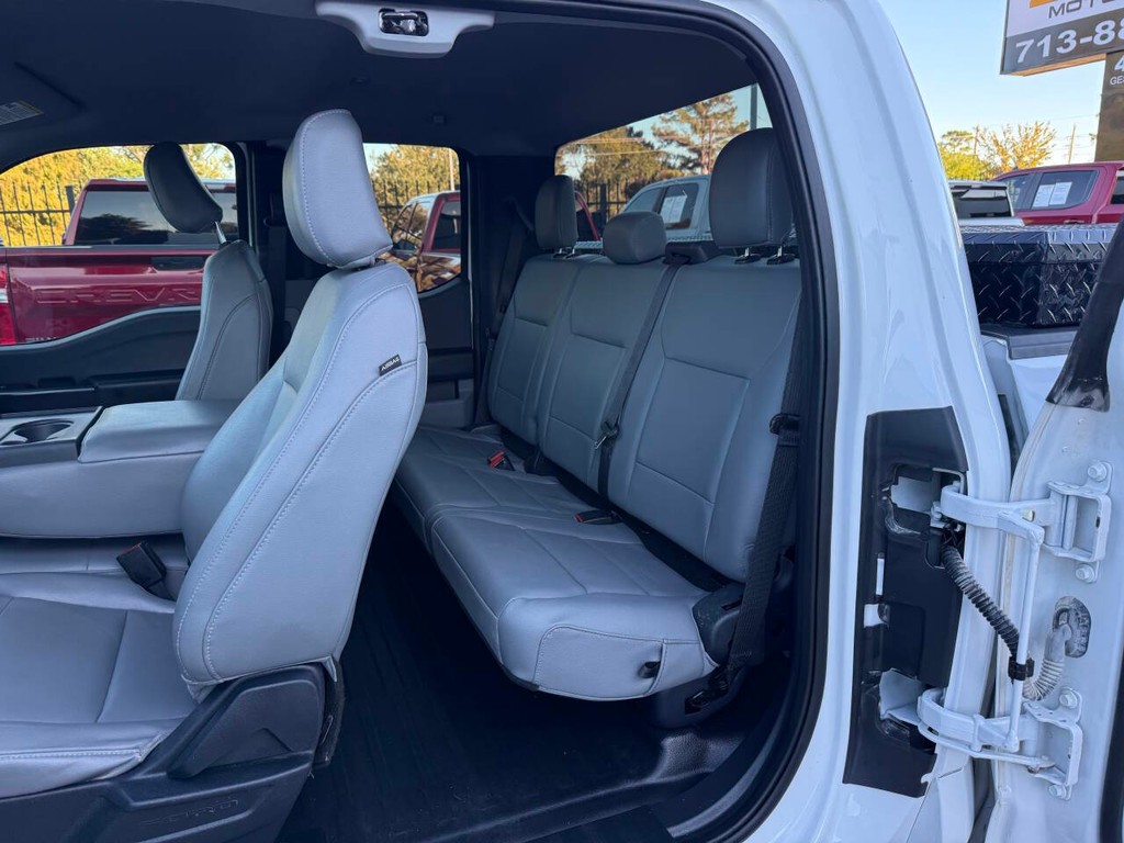 Ford F-150 Vehicle Full-screen Gallery Image 12