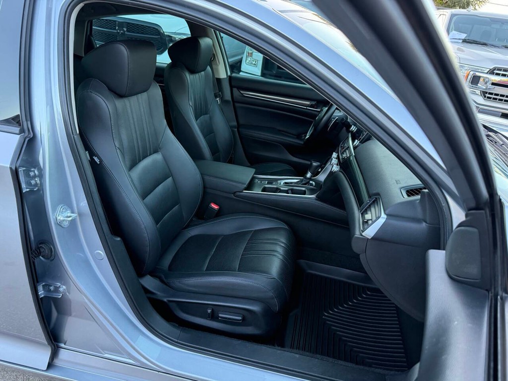 Honda Accord Sedan Vehicle Full-screen Gallery Image 10