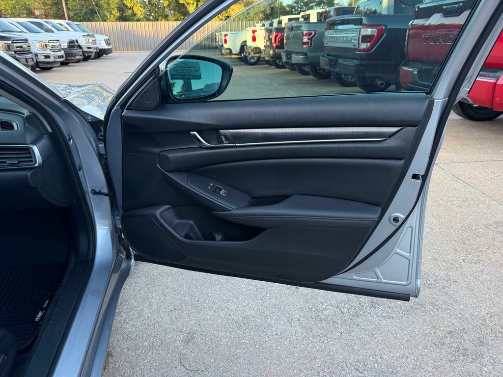 Honda Accord Sedan Vehicle Full-screen Gallery Image 11