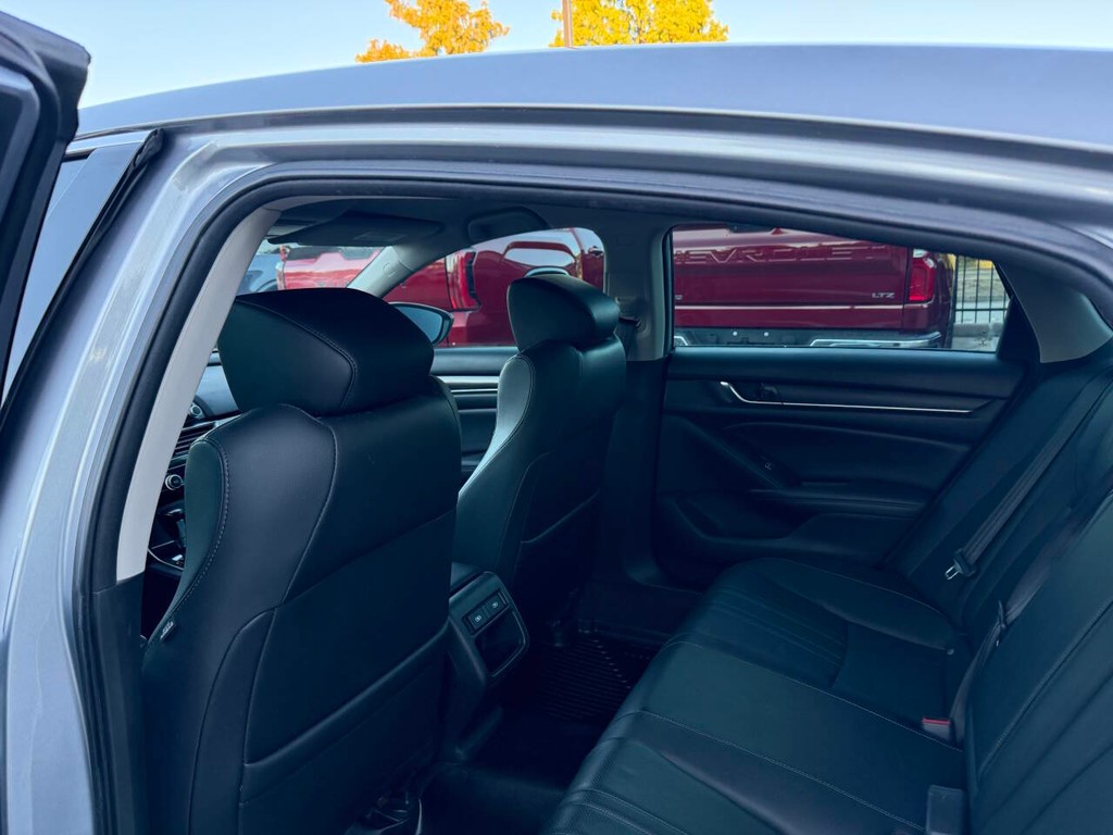 Honda Accord Sedan Vehicle Full-screen Gallery Image 12