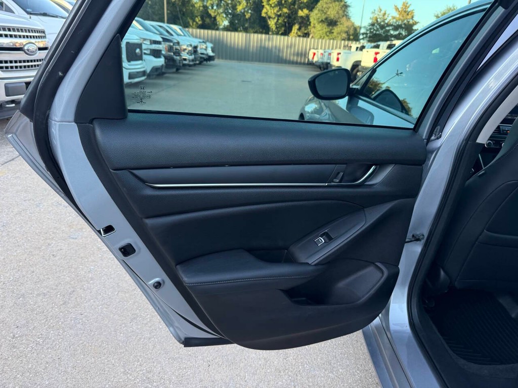 Honda Accord Sedan Vehicle Full-screen Gallery Image 14